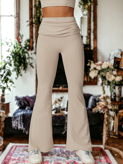 Pantalones ajustados de cintura alta que realzan los glúteos