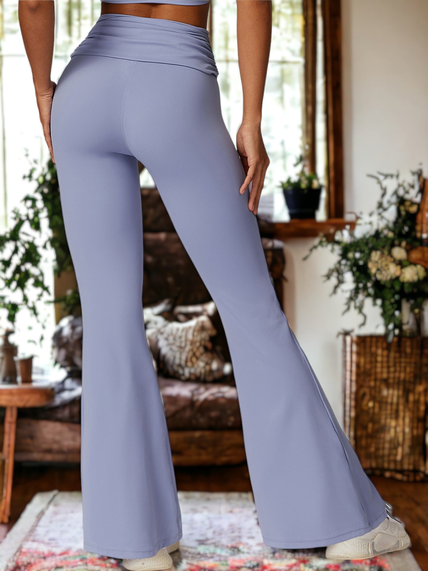 Pantalones ajustados de cintura alta que realzan los glúteos