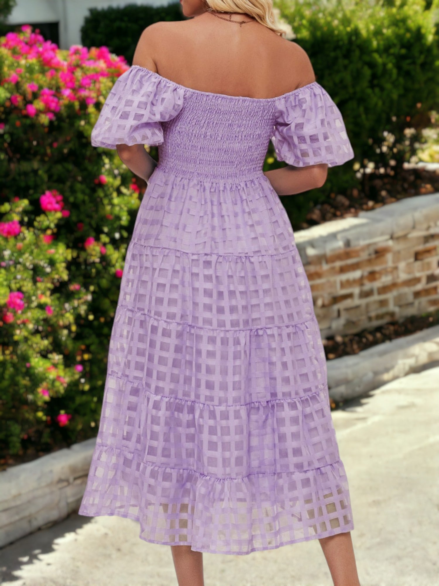 Vestido midi de malla a cuadros con escote cuadrado, mangas abullonadas y hombros descubiertos