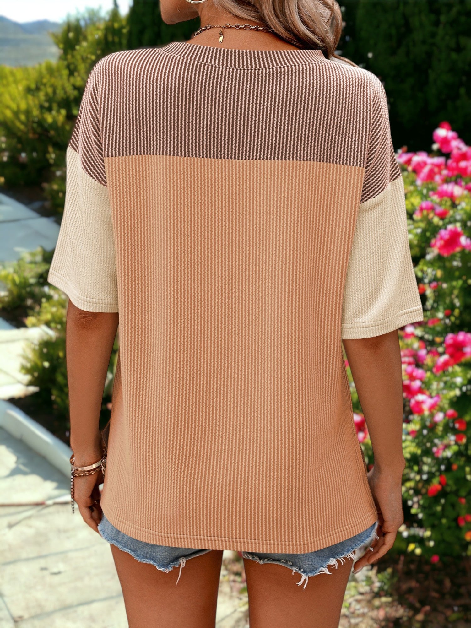 Camiseta holgada, ligera, con cuello redondo y mangas cortas y diseño en bloques de color