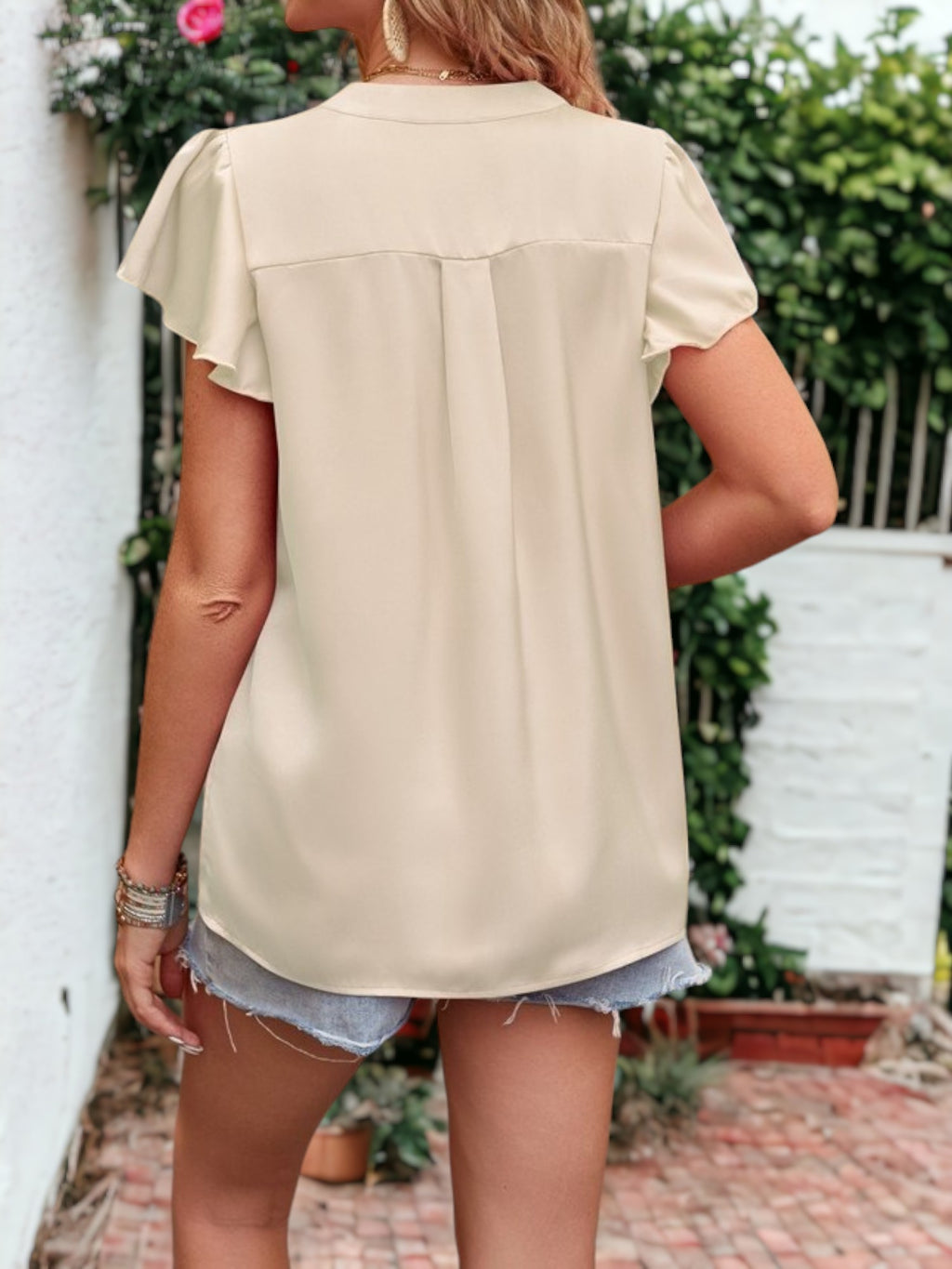 Blusa de satén con mangas onduladas