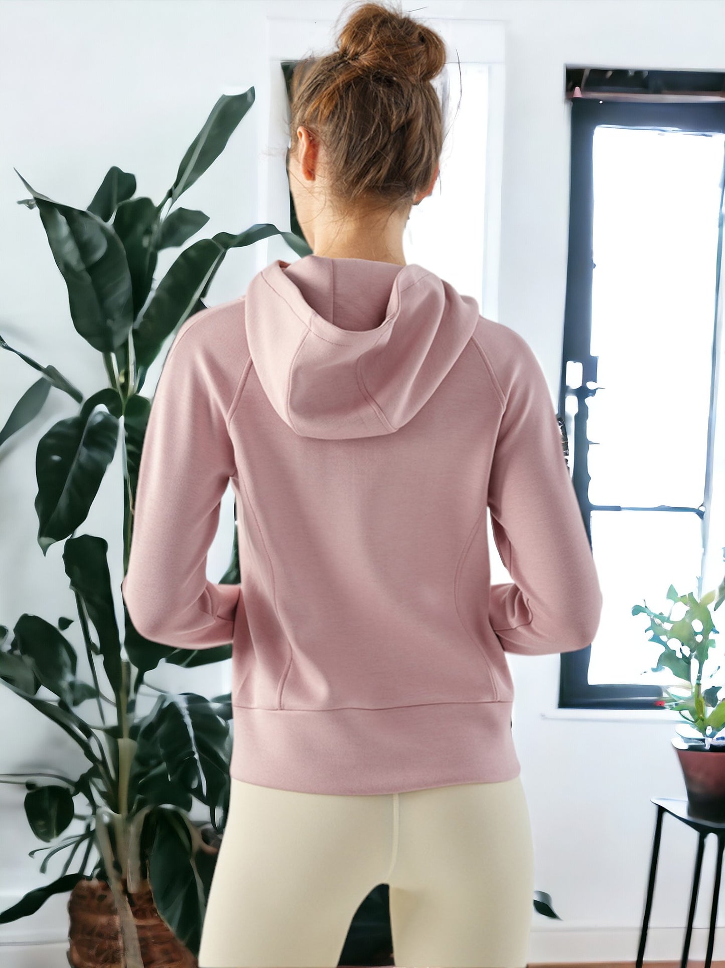 Chaqueta deportiva con capucha y manga larga con cremallera en la parte delantera
