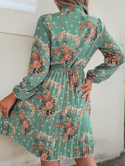 Vestido con estampado floral de manga larga, cuello con lazo y falda plisada