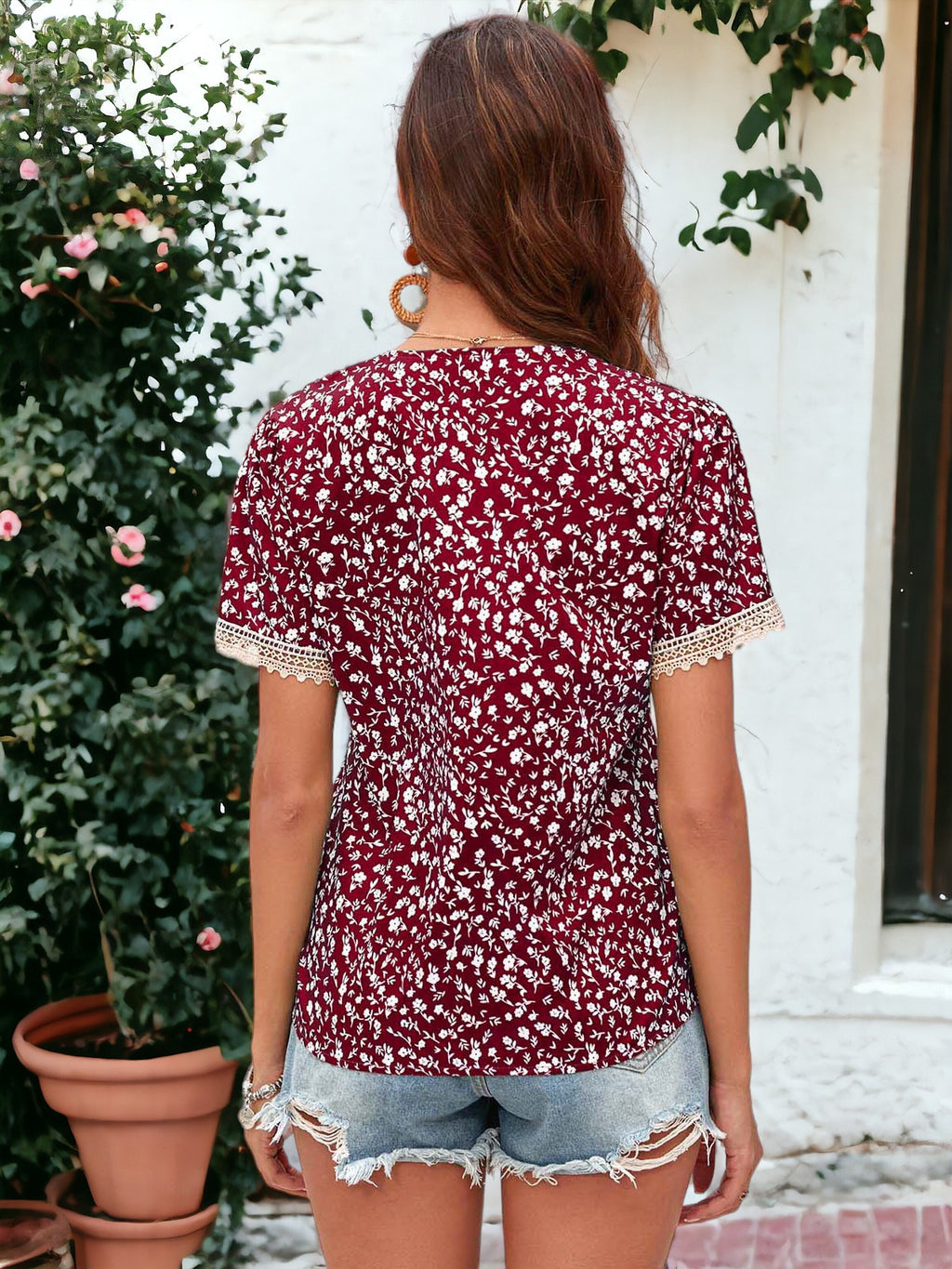 Blusa con estampado floral y ribete de crochet