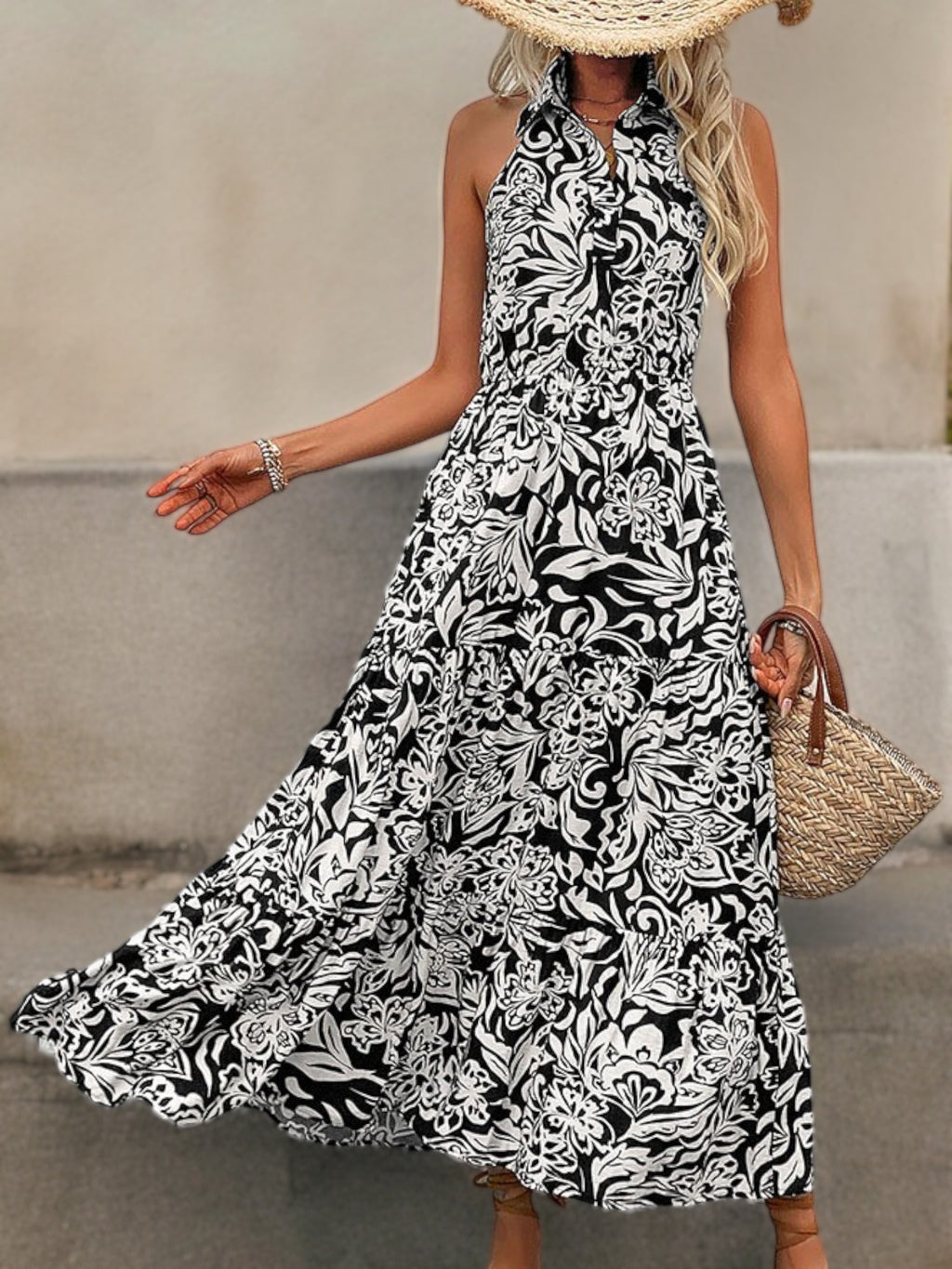 Vestido largo con cuello halter y estampado floral en blanco y negro