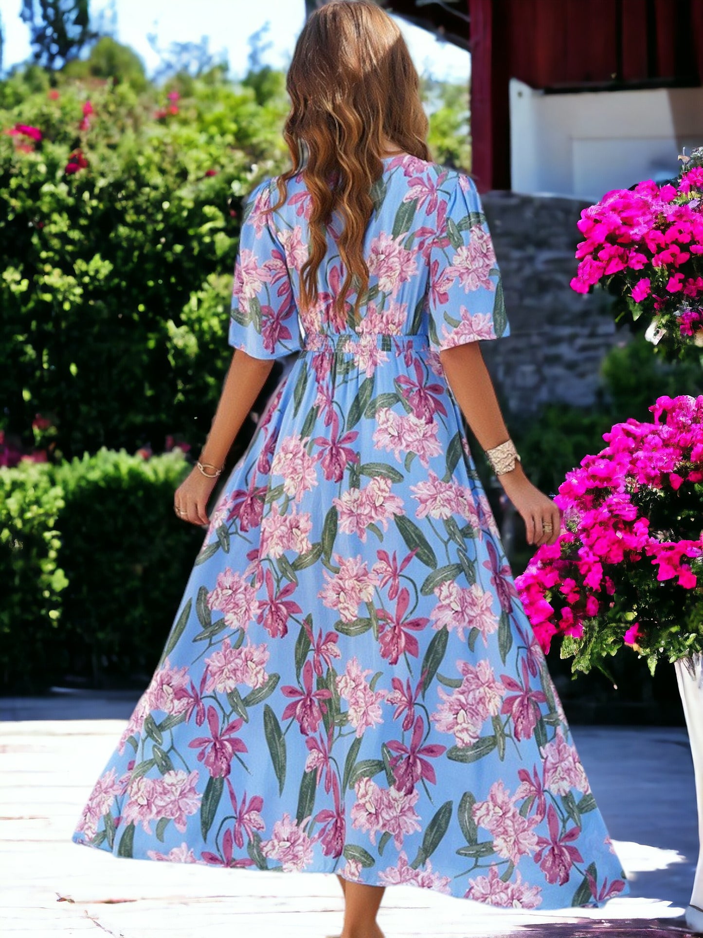 Vestido largo con estampado floral, detalles de botones y mangas medianas
