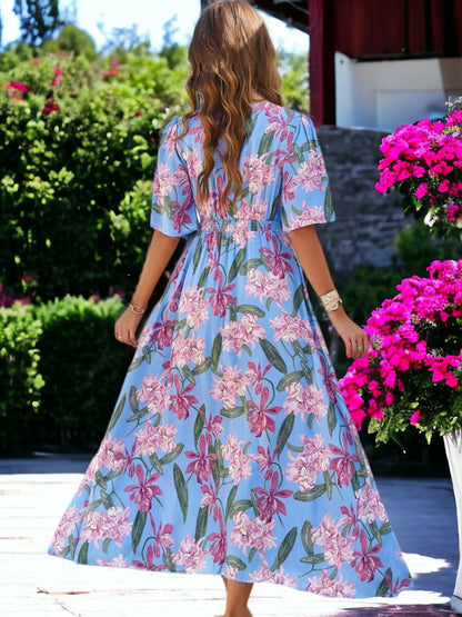 Vestido largo con estampado floral, detalles de botones y mangas medianas