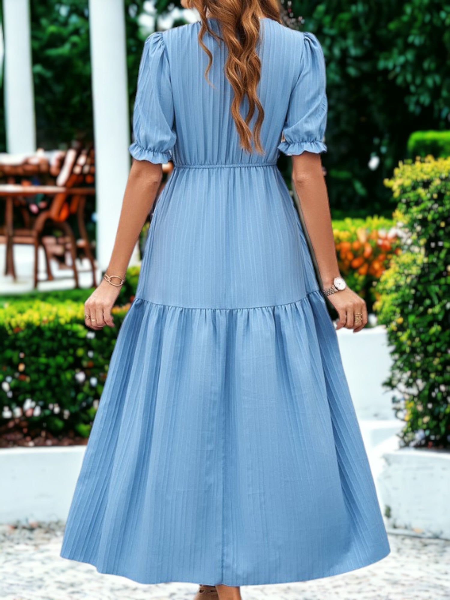 Vestido con abertura y volantes, mangas abullonadas y escote en V