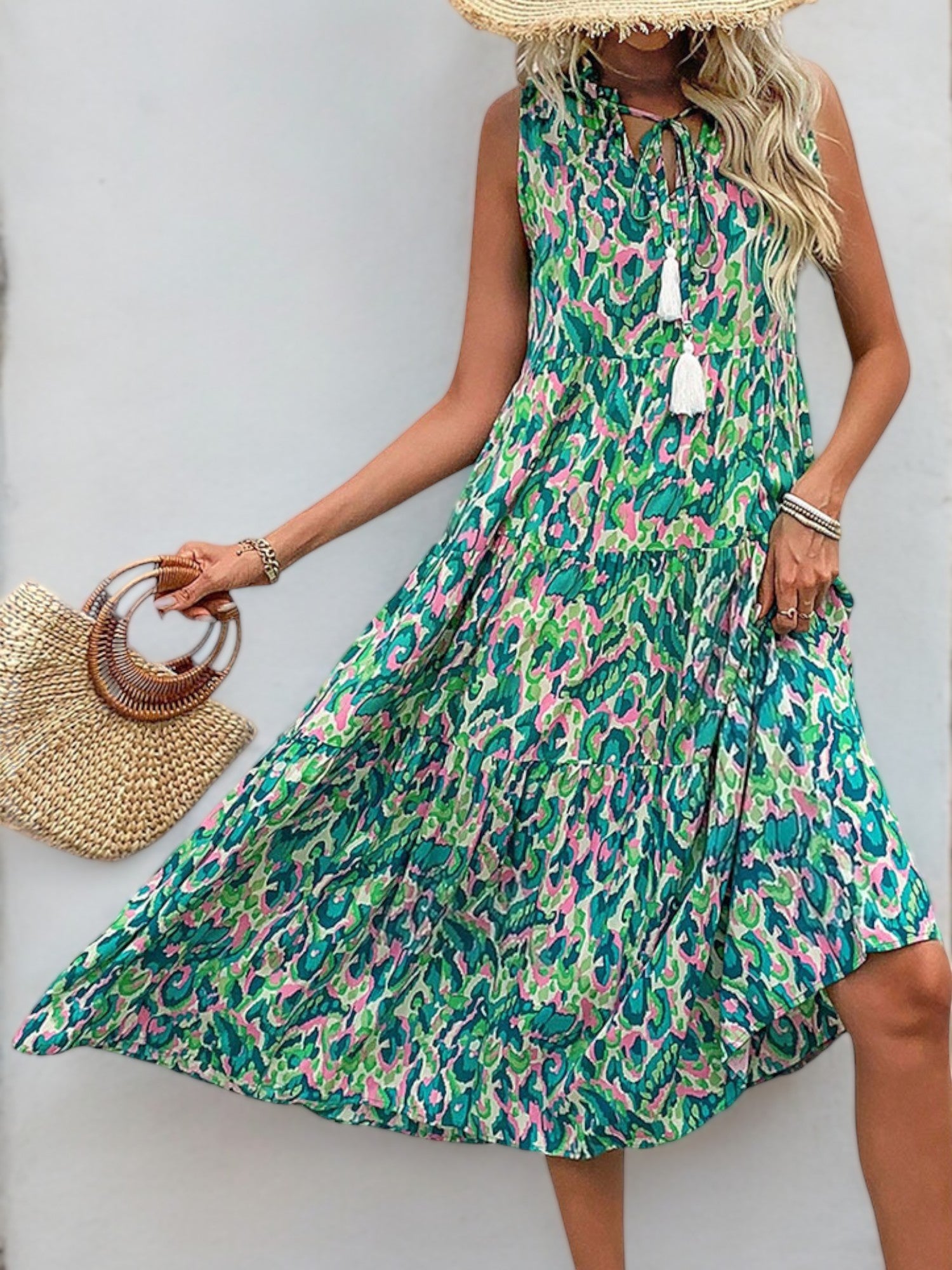 Vestido midi sin mangas estampado con cuello anudado con borlas y corte fluido