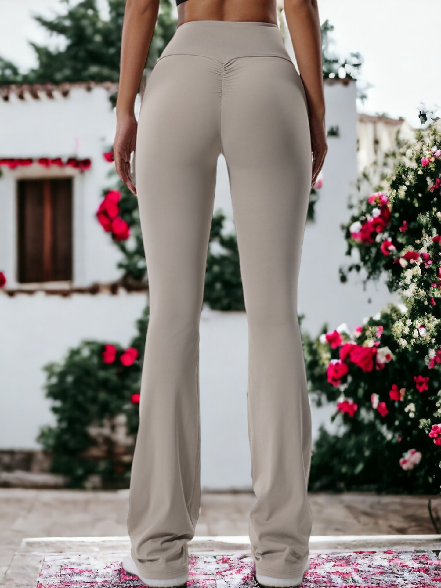 Pantalones acampanados que adelgazan y levantan los glúteos