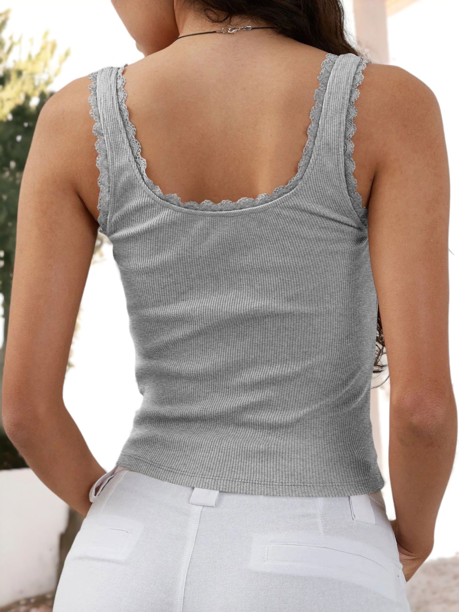 Blusa sin mangas con escote cuadrado y detalles de encaje