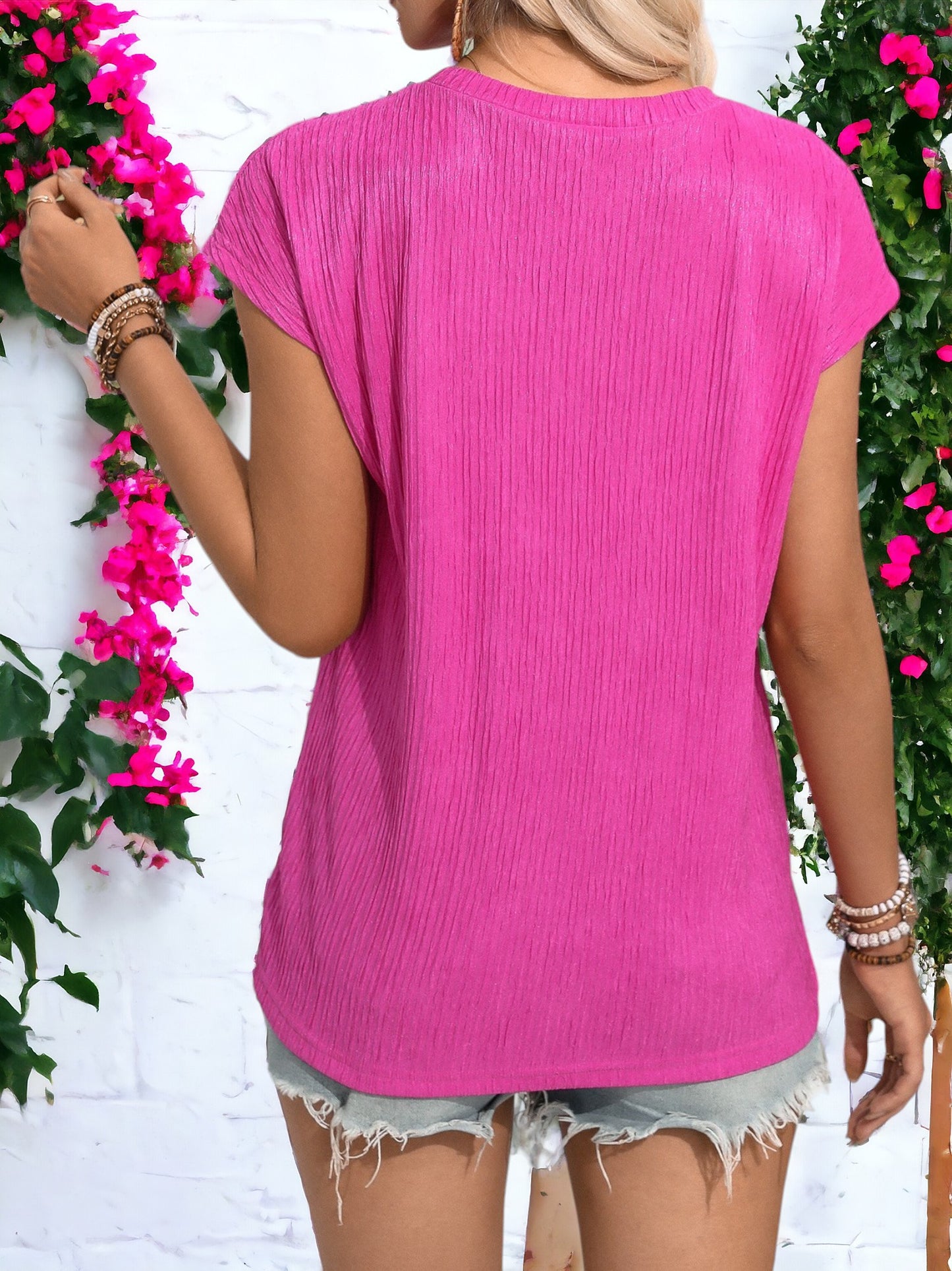 Blusa texturizada de manga corta con cuello redondo y detalle de bolsillo lateral