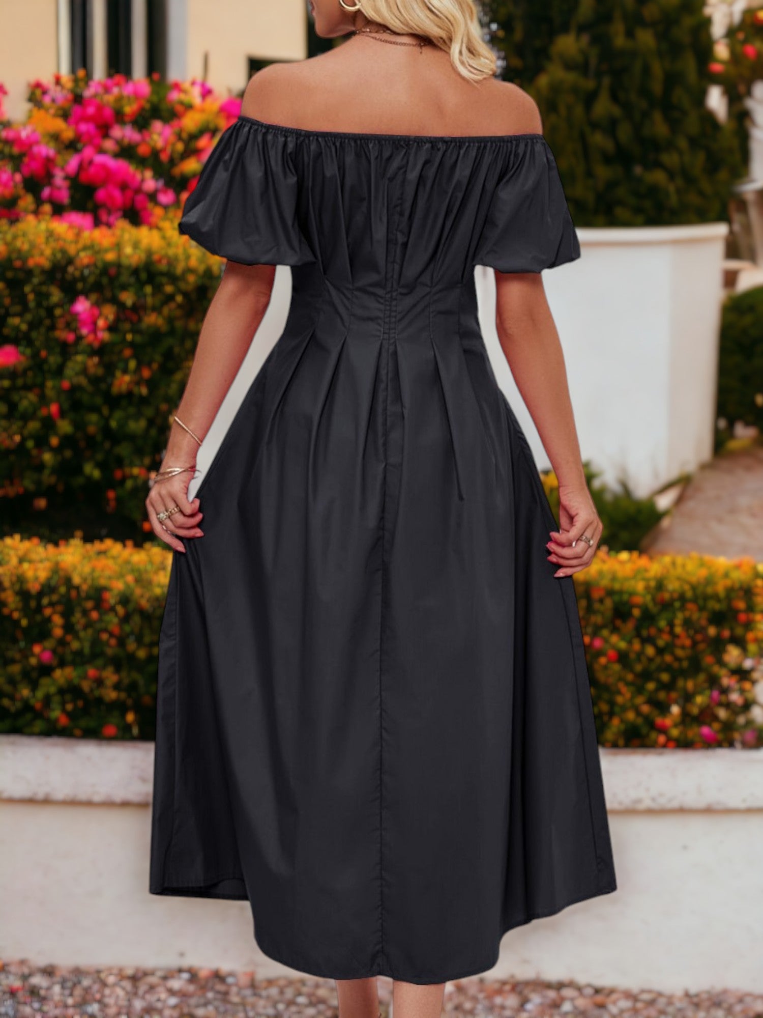 Vestido de largo medio con detalle plisado, mangas abullonadas y hombros descubiertos