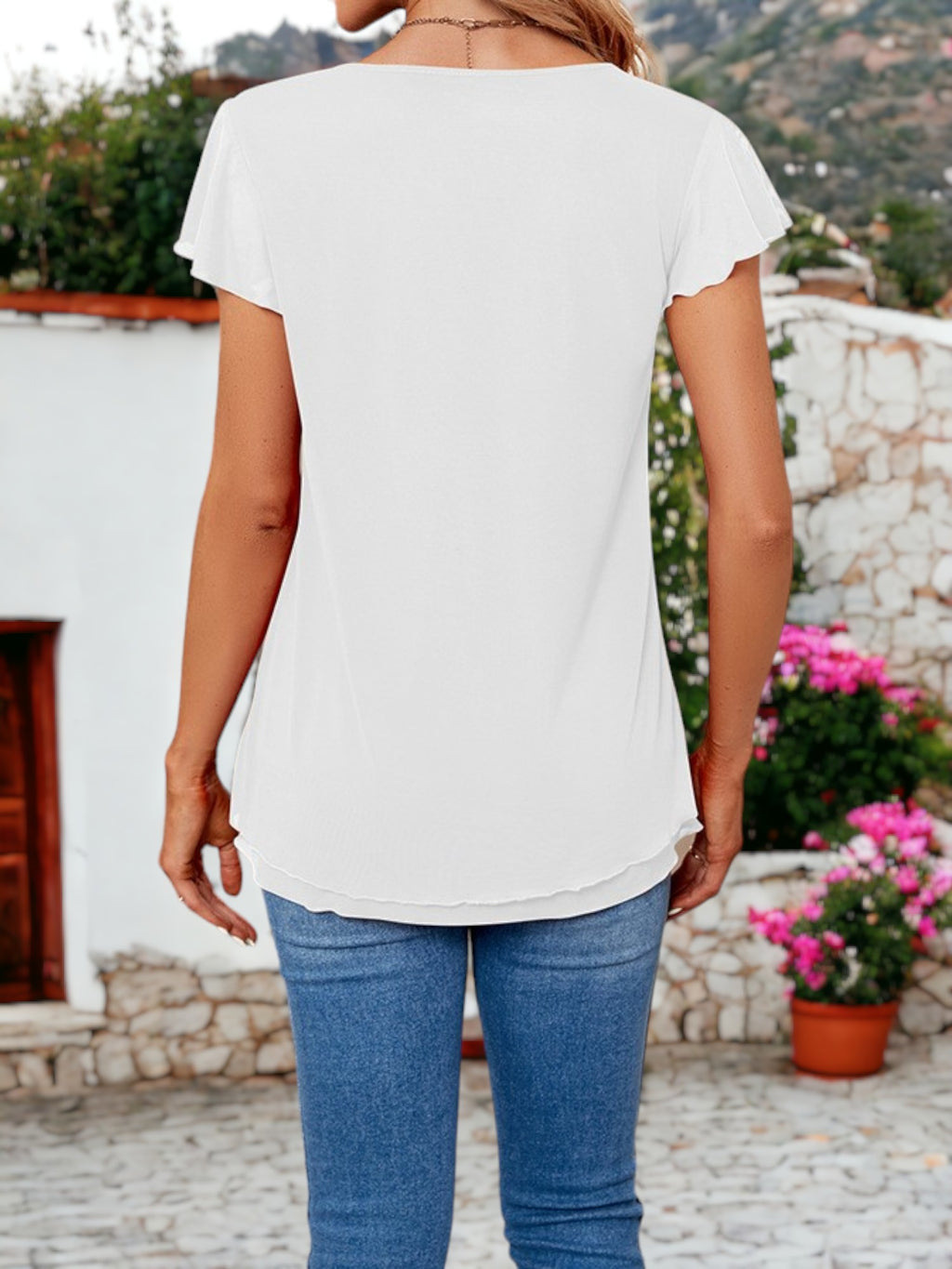 Blusa de dos capas con detalle de malla y mangas con vuelo y escote en V