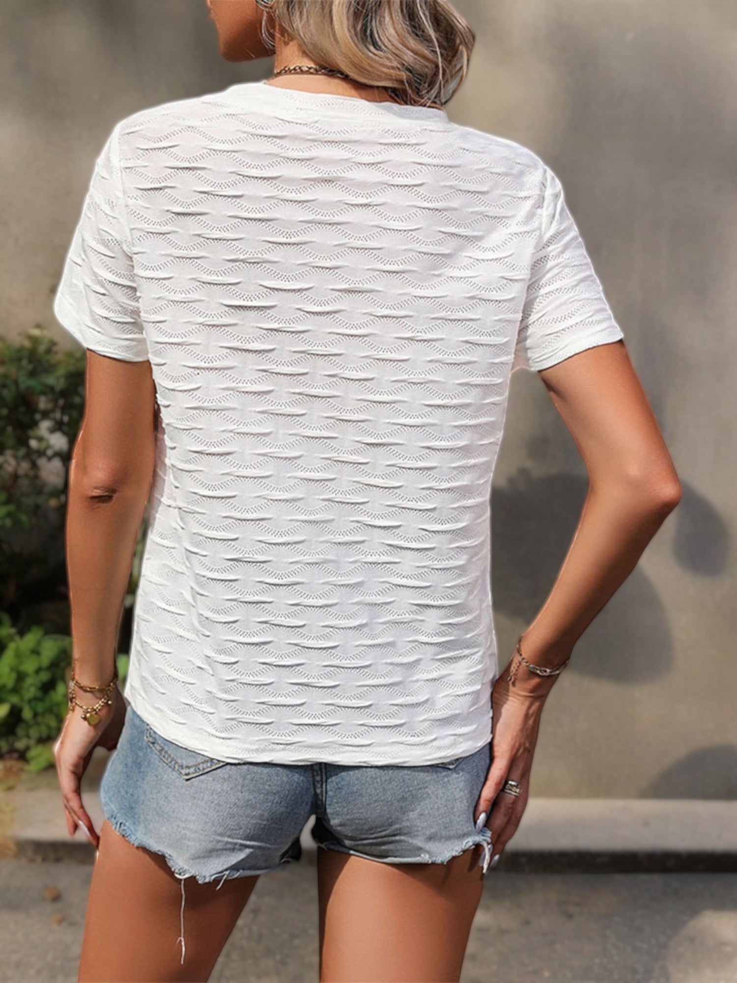 Camiseta informal con cuello redondo y manga corta con estampado de ondas texturizadas para mujer de Anna-Kaci