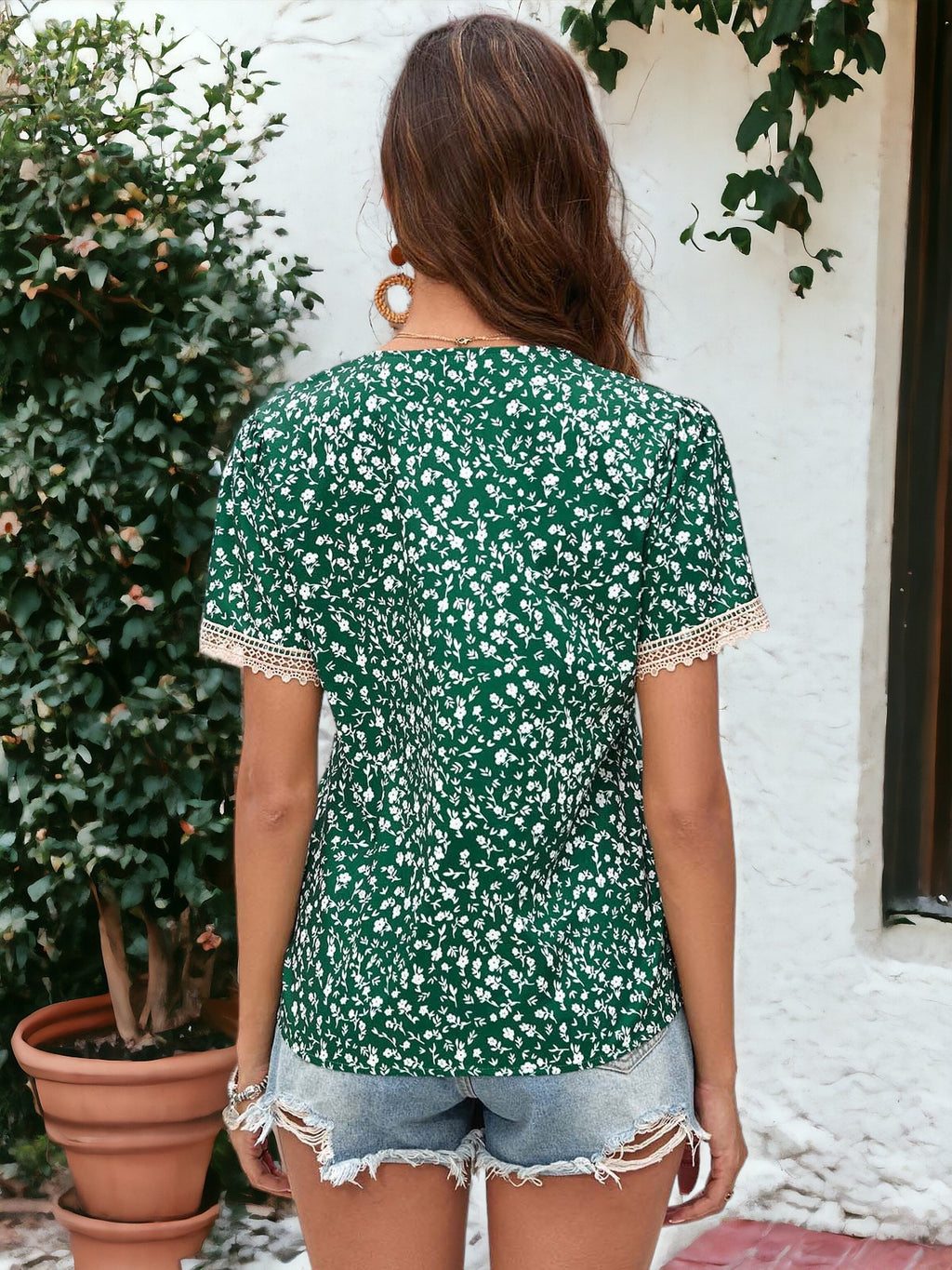 Blusa con estampado floral y ribete de crochet