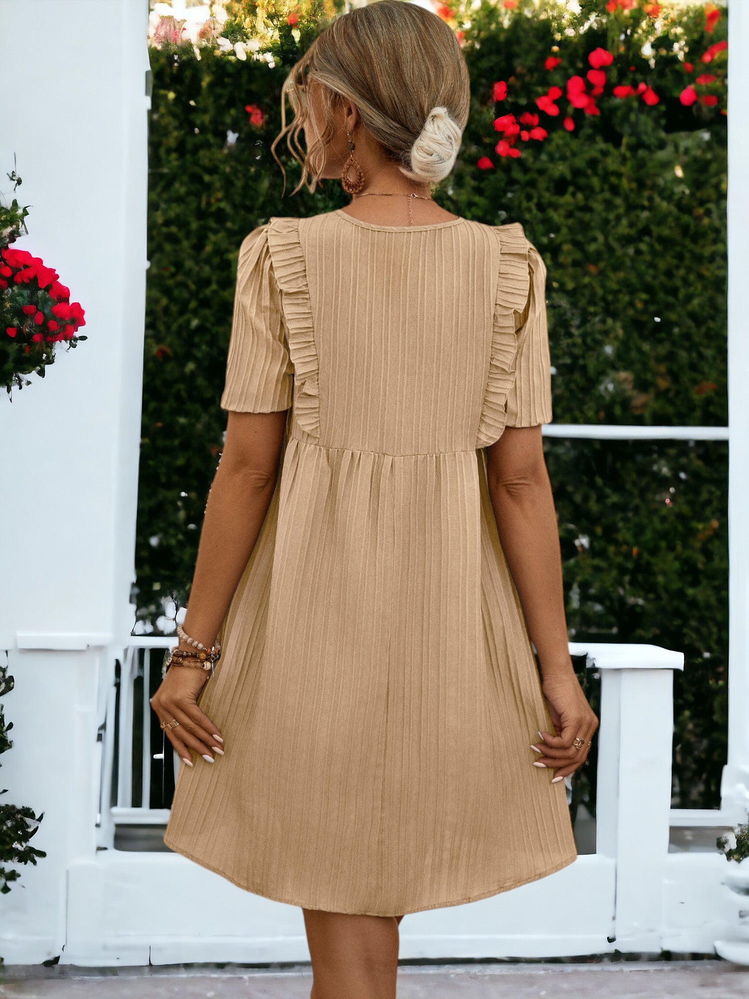 Vestido corto plisado texturizado con mangas cortas y cuello anudado