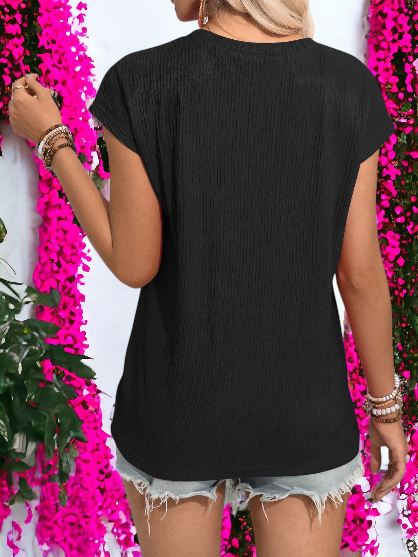 Blusa texturizada de manga corta con cuello redondo y detalle de bolsillo lateral