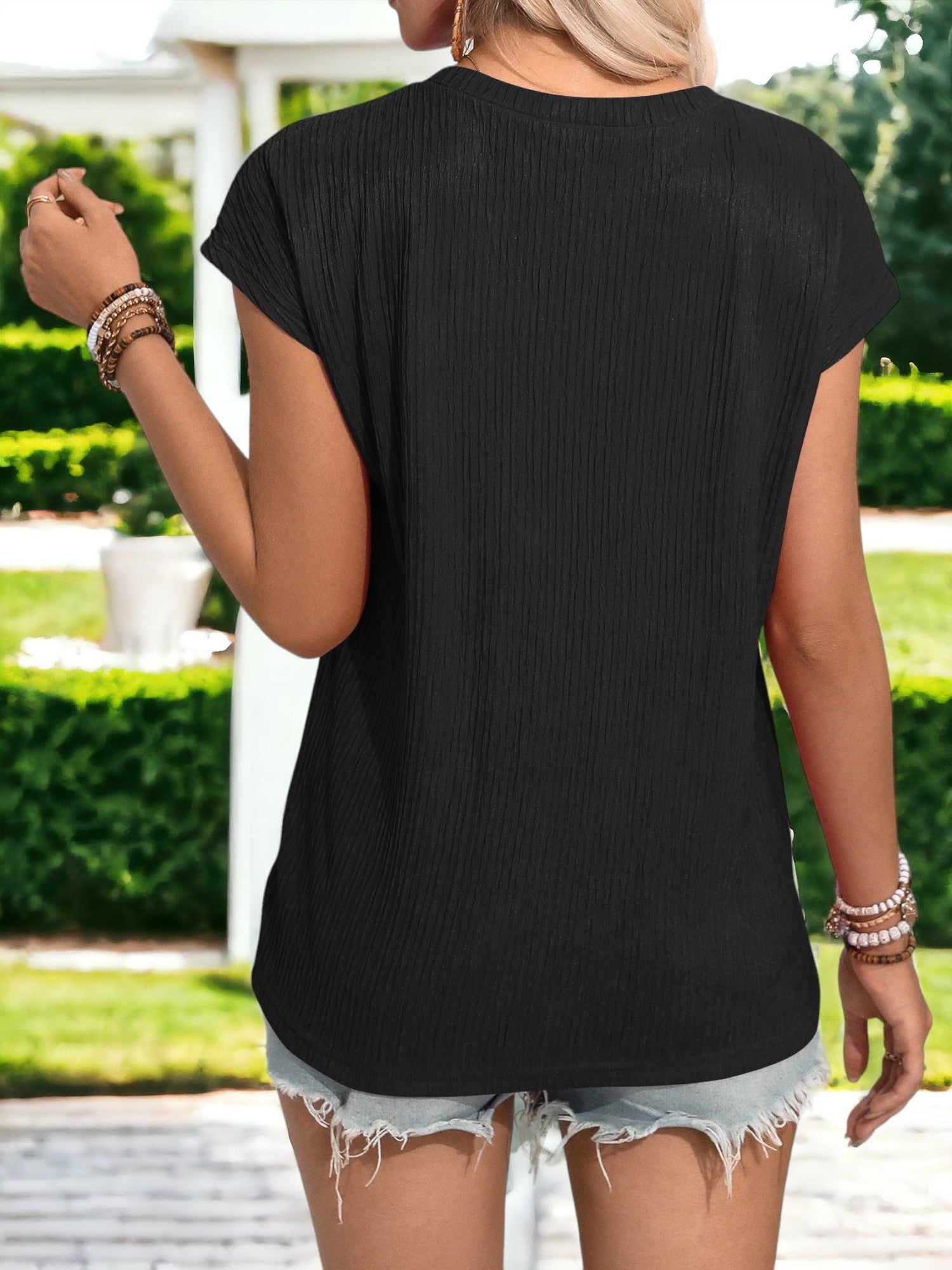 Blusa informal de manga corta con cuello redondo y bolsillos detallados