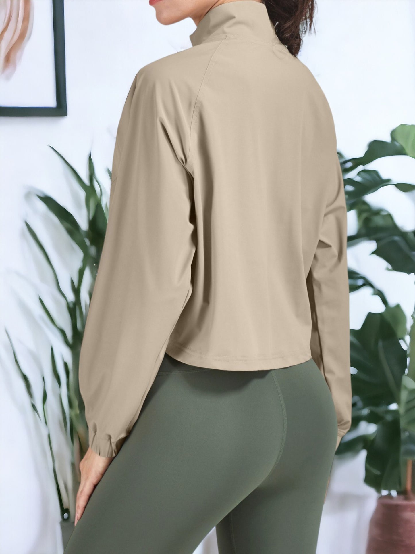 Chaqueta deportiva con cremallera frontal y mangas largas con protección solar