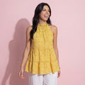 Blusa con escote halter y estampado floral