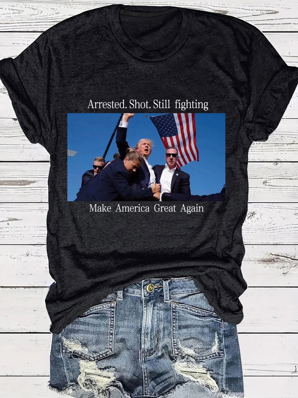 Camiseta gráfica con el diseño patriótico de Trump: Arrestado por disparos y aún luchando