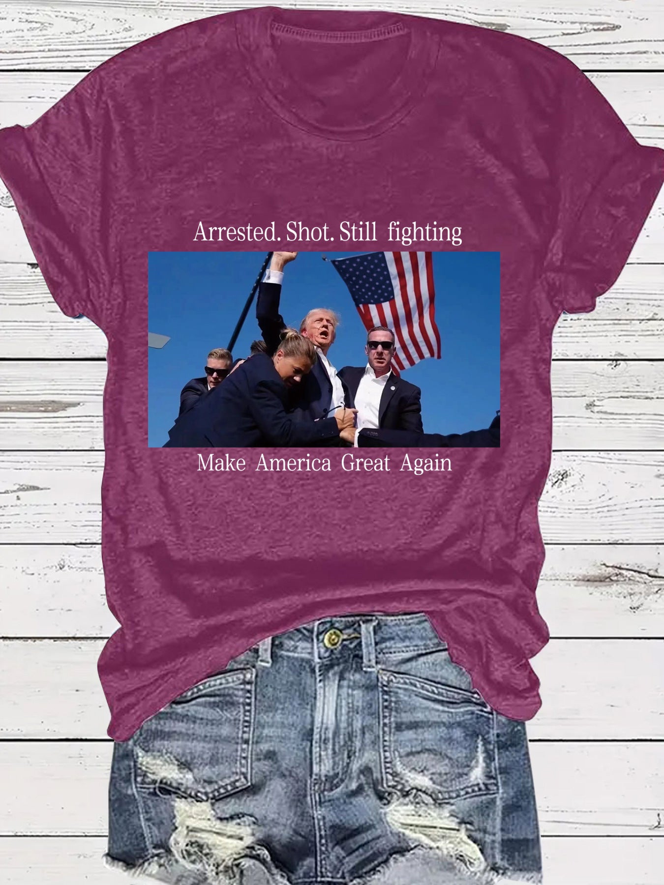 Camiseta gráfica con el diseño patriótico de Trump: Arrestado por disparos y aún luchando