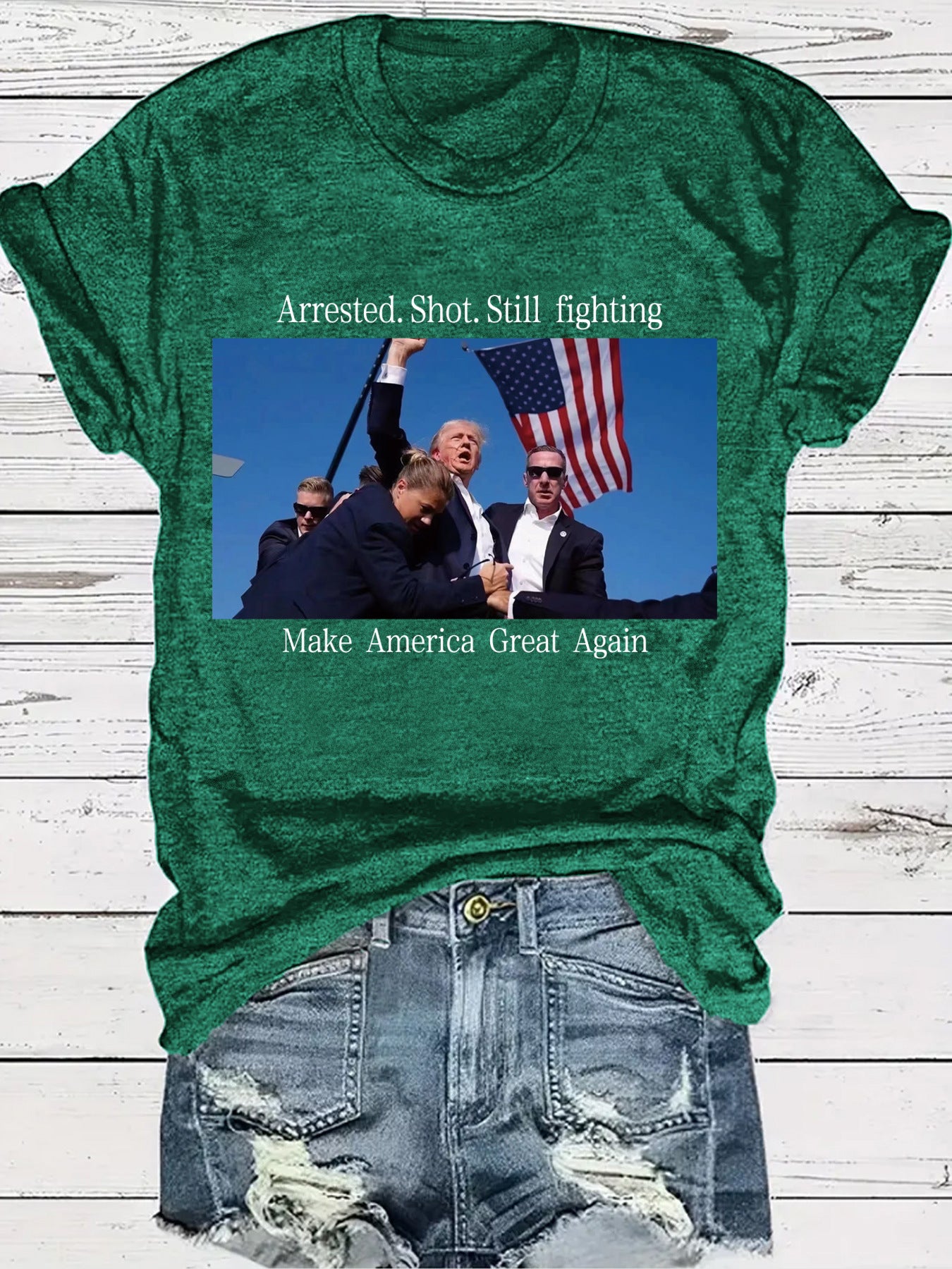 Camiseta gráfica con el diseño patriótico de Trump: Arrestado por disparos y aún luchando