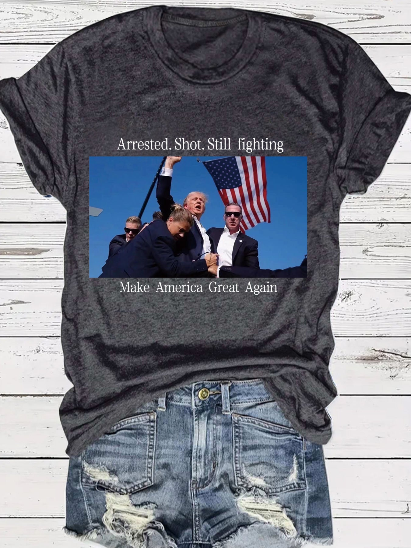 Camiseta gráfica con el diseño patriótico de Trump: Arrestado por disparos y aún luchando