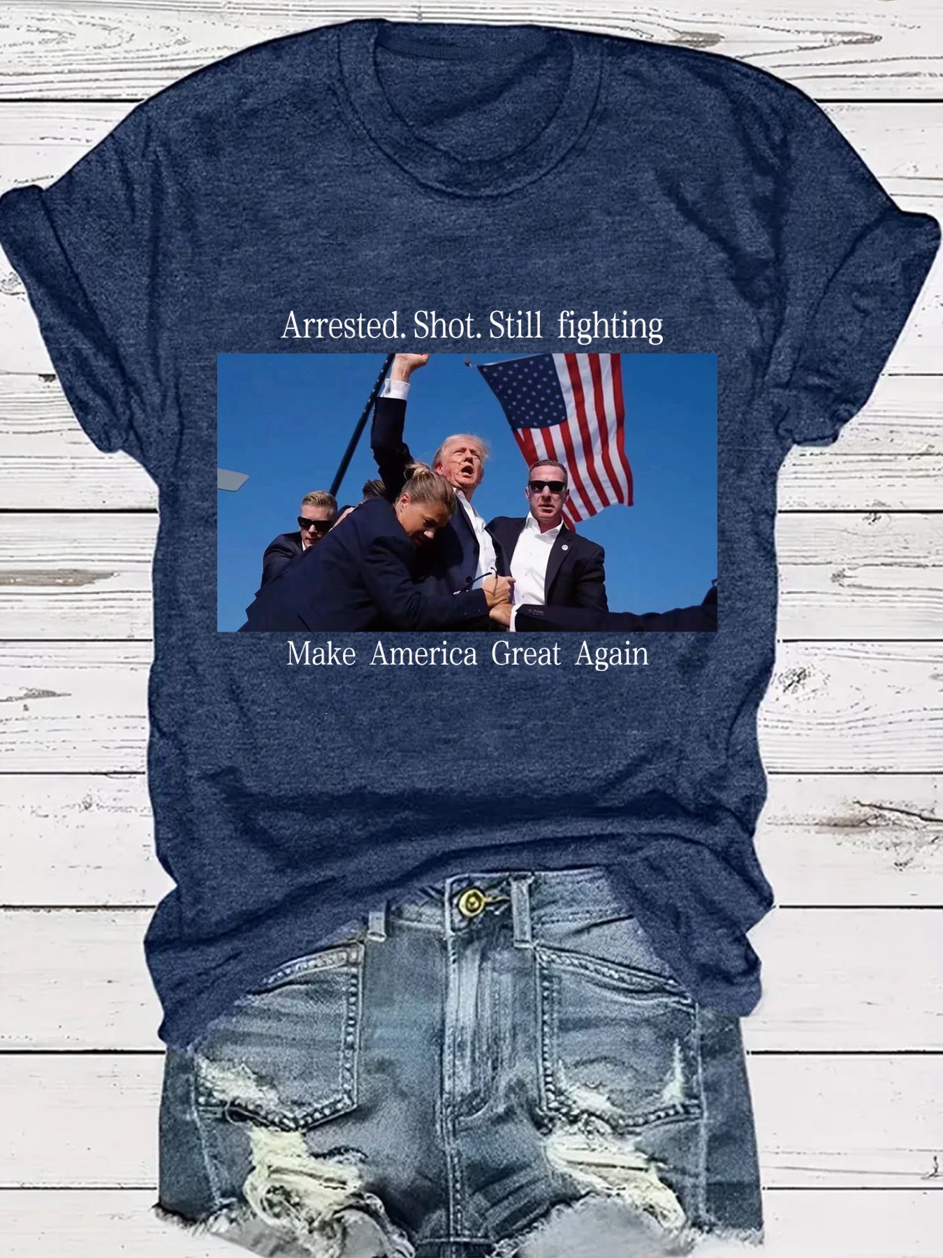 Camiseta gráfica con el diseño patriótico de Trump: Arrestado por disparos y aún luchando