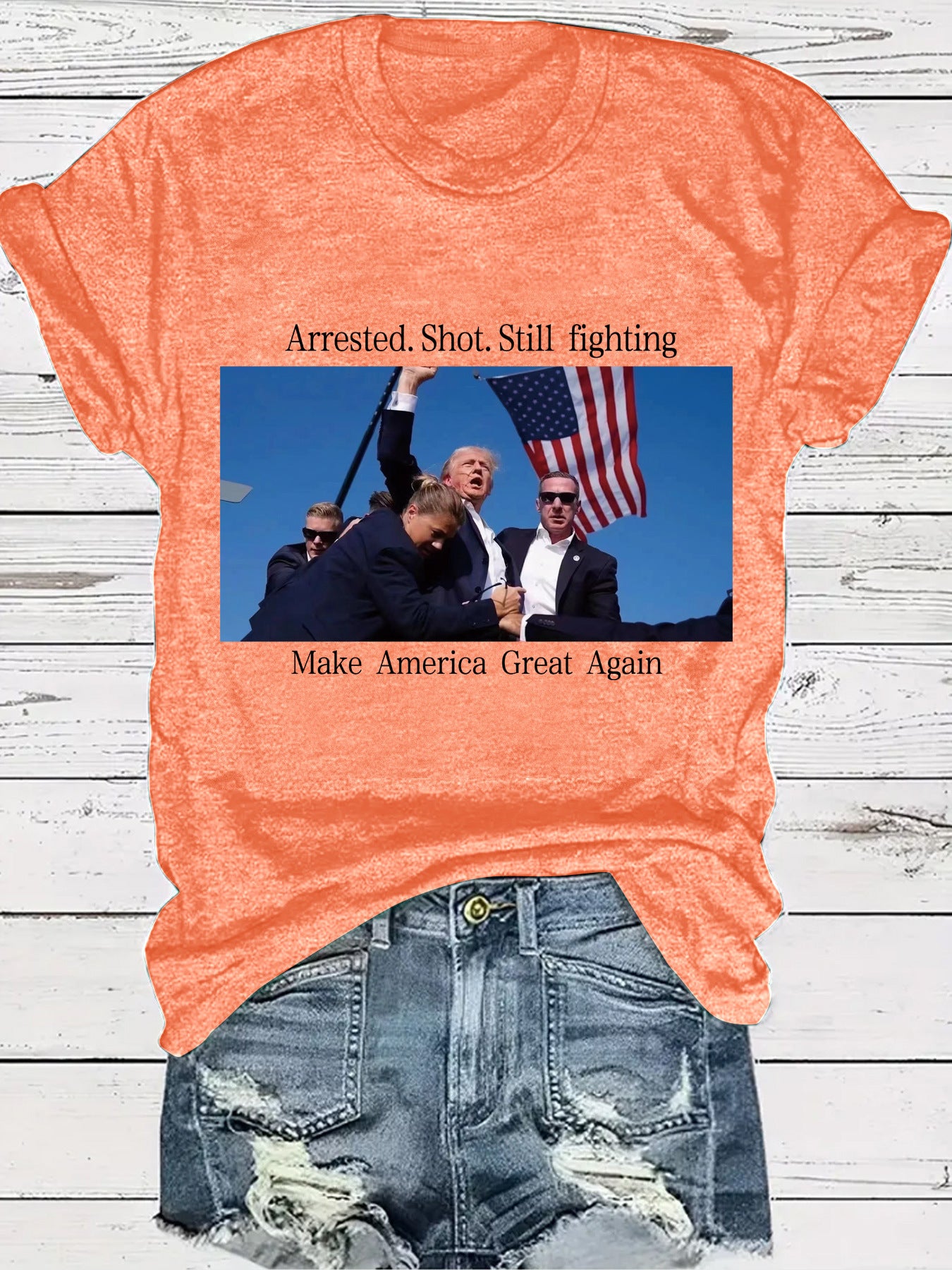 Camiseta gráfica con el diseño patriótico de Trump: Arrestado por disparos y aún luchando