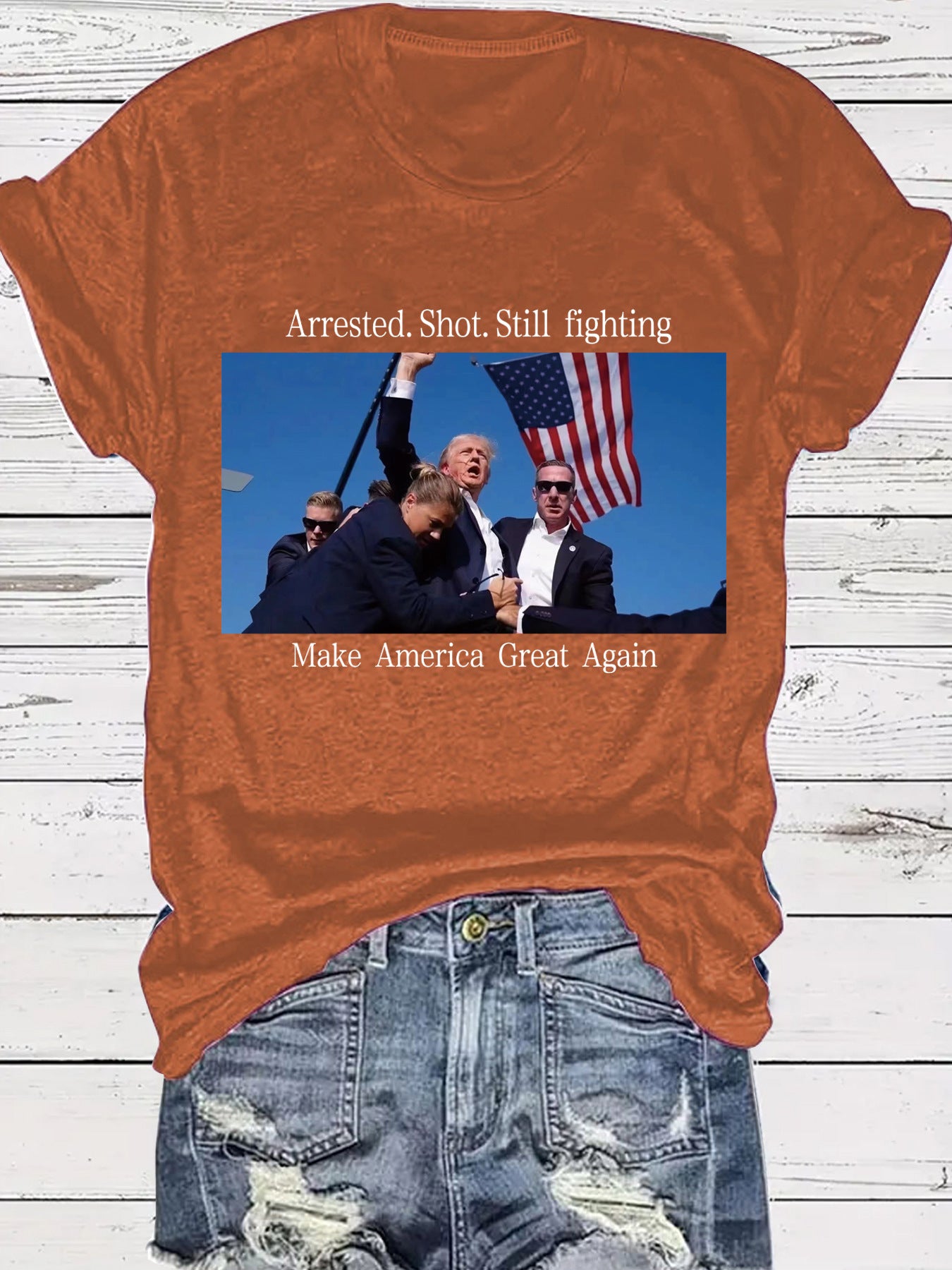 Camiseta gráfica con el diseño patriótico de Trump: Arrestado por disparos y aún luchando
