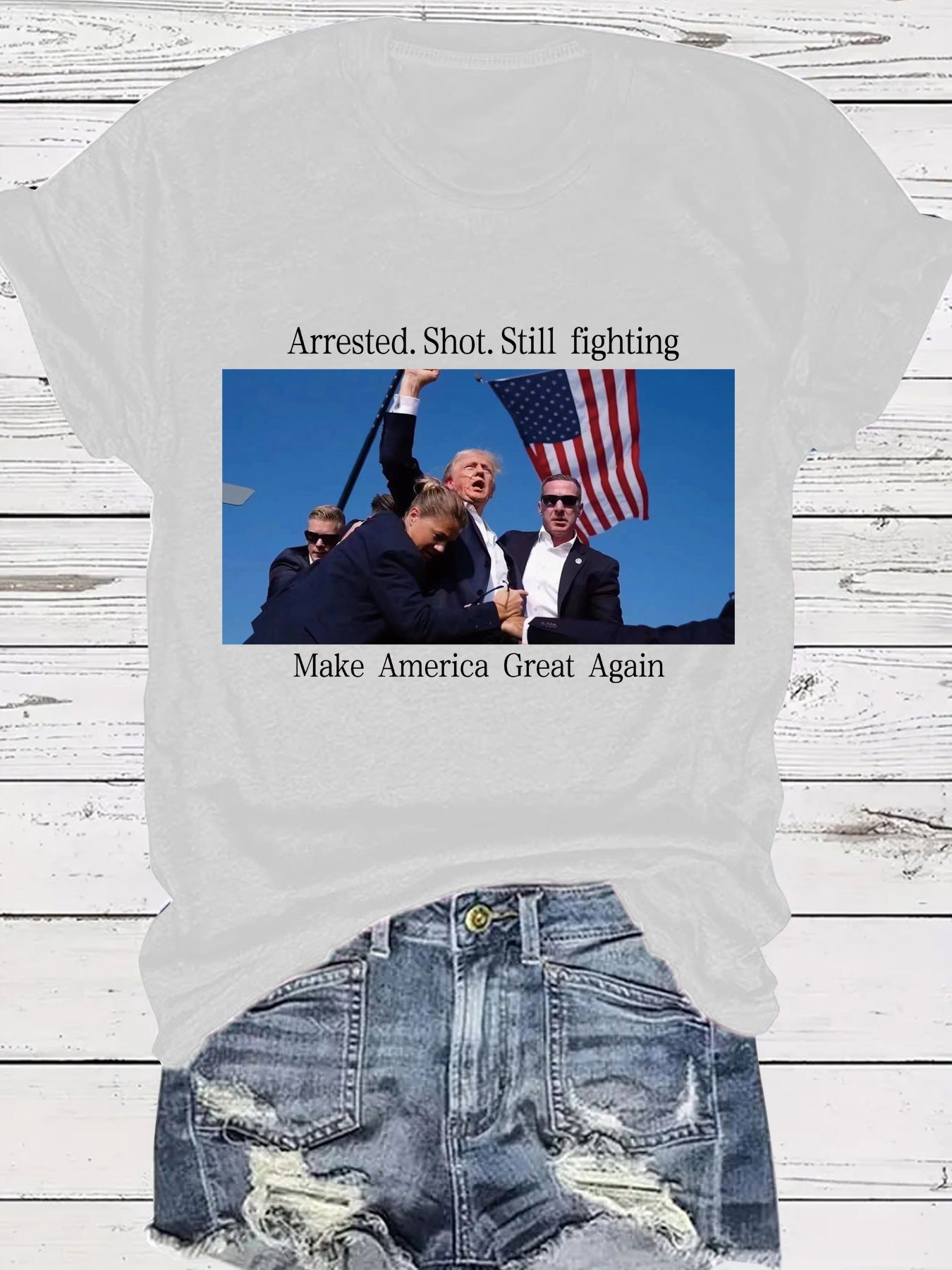 Camiseta gráfica con el diseño patriótico de Trump: Arrestado por disparos y aún luchando