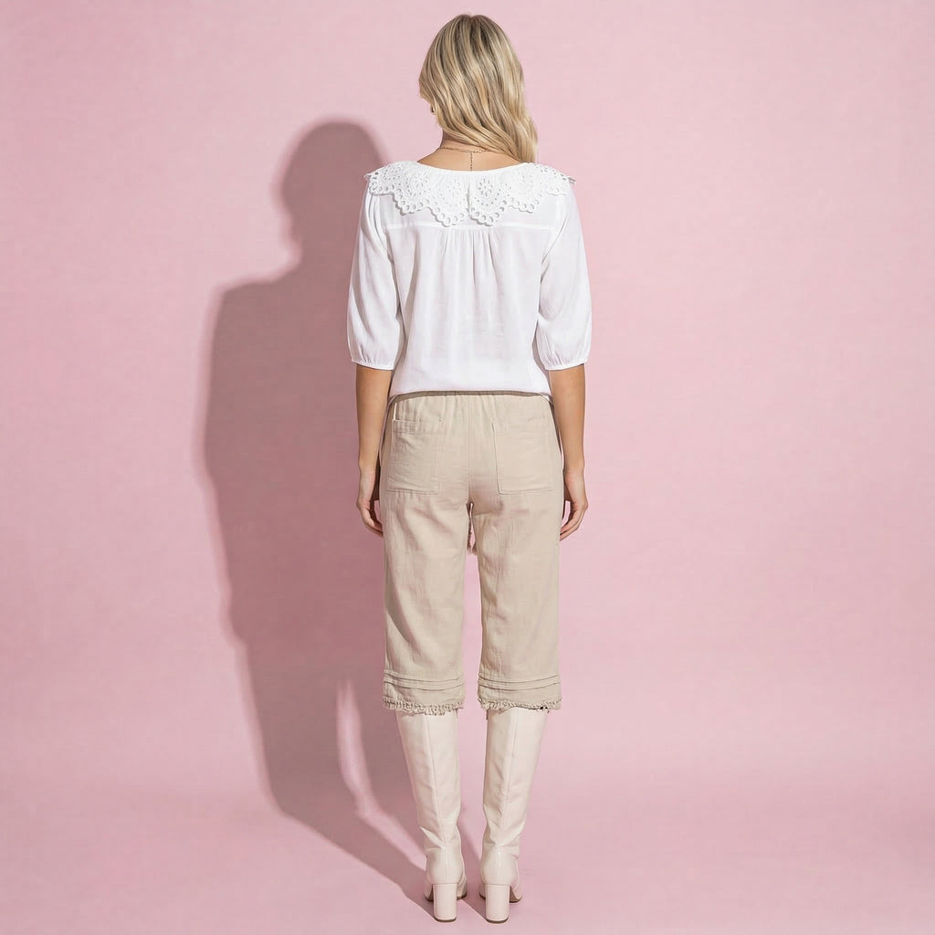 Blusa con escote cuadrado y ribete de ojales 