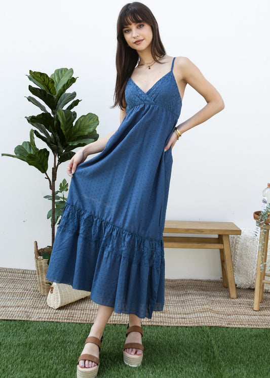 Vestido largo de encaje con lunares y escote en forma de corazón 