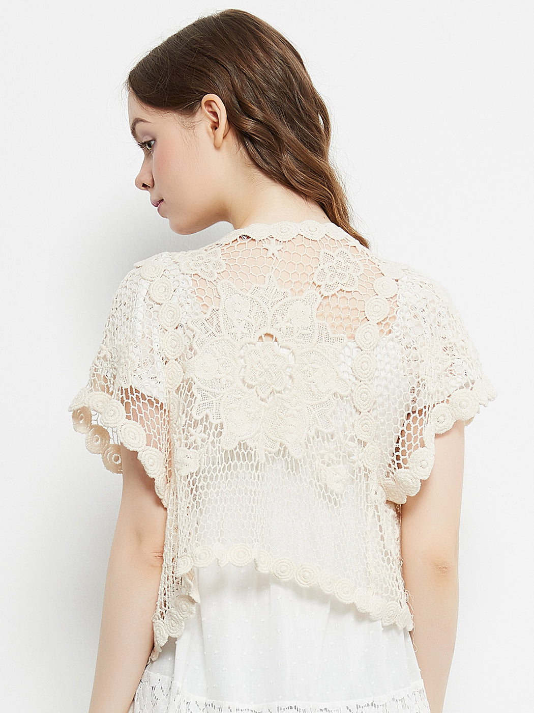 Bolero corto de manga corta con encaje floral de crochet