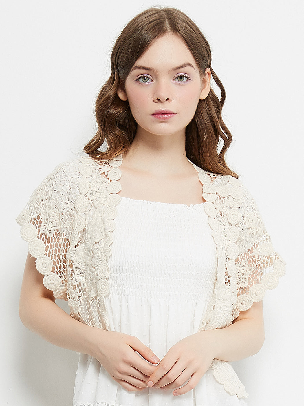 Bolero corto de manga corta con encaje floral de crochet