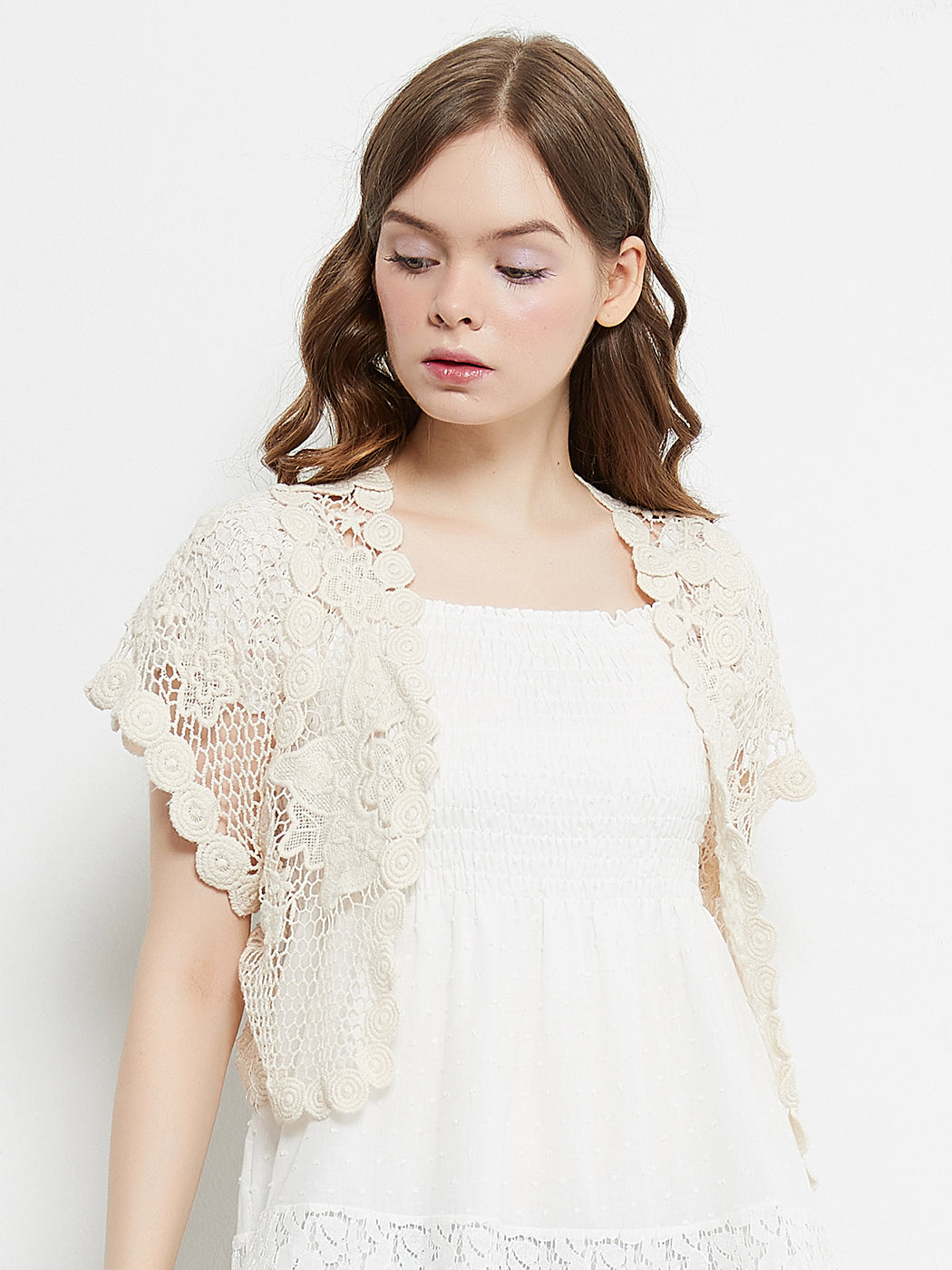 Bolero corto de manga corta con encaje floral de crochet