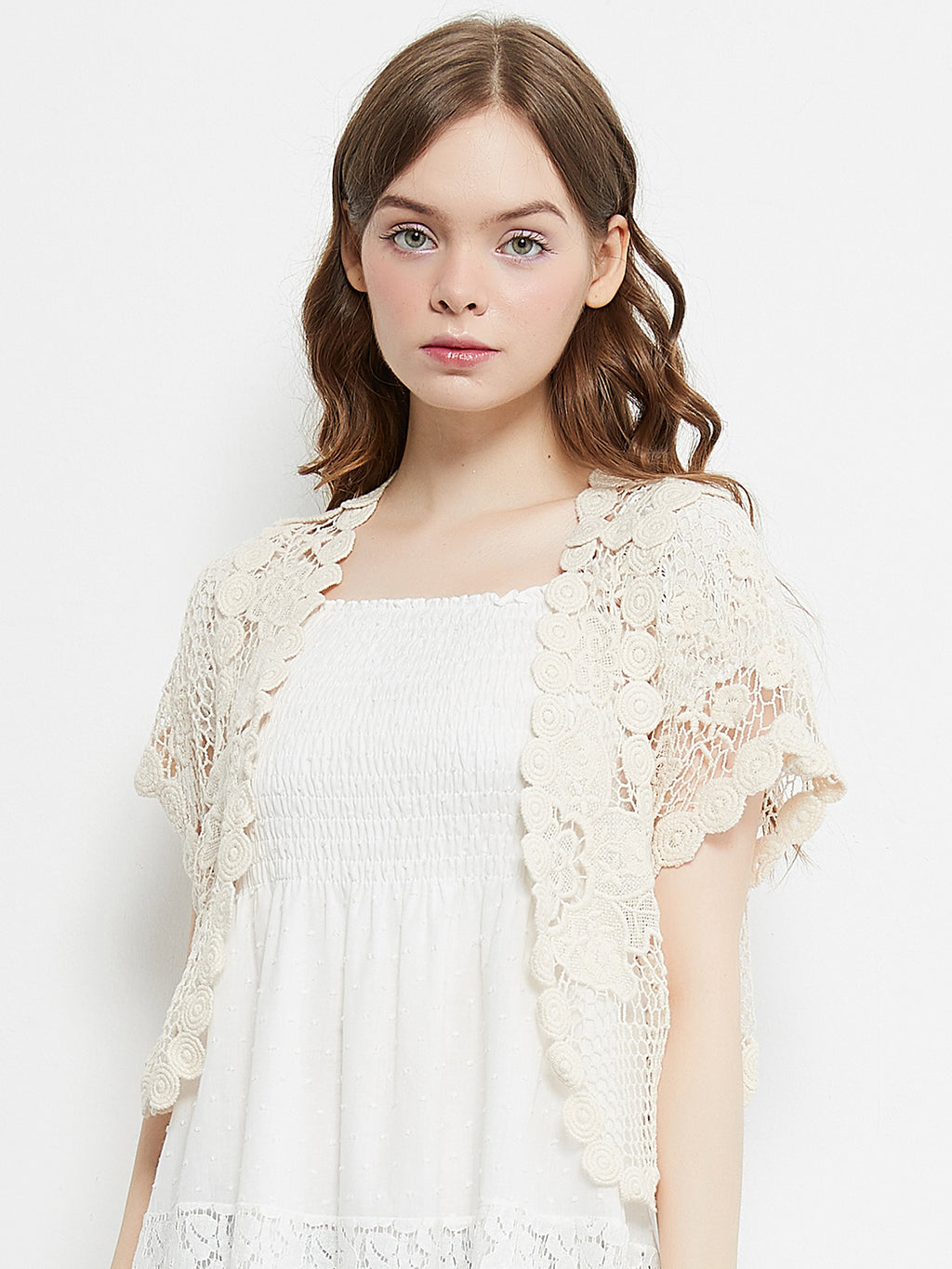 Bolero corto de manga corta con encaje floral de crochet