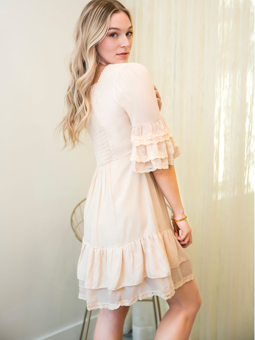 Vestido corto bohemio con mangas acampanadas, dobladillo con volantes y encaje floral