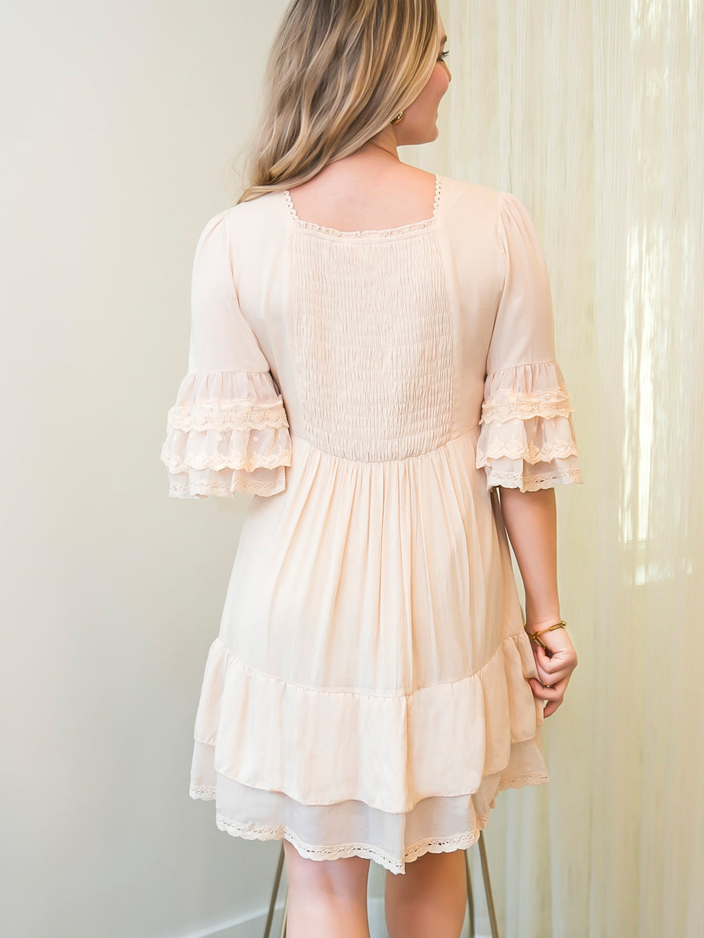 Vestido corto bohemio con mangas acampanadas, dobladillo con volantes y encaje floral
