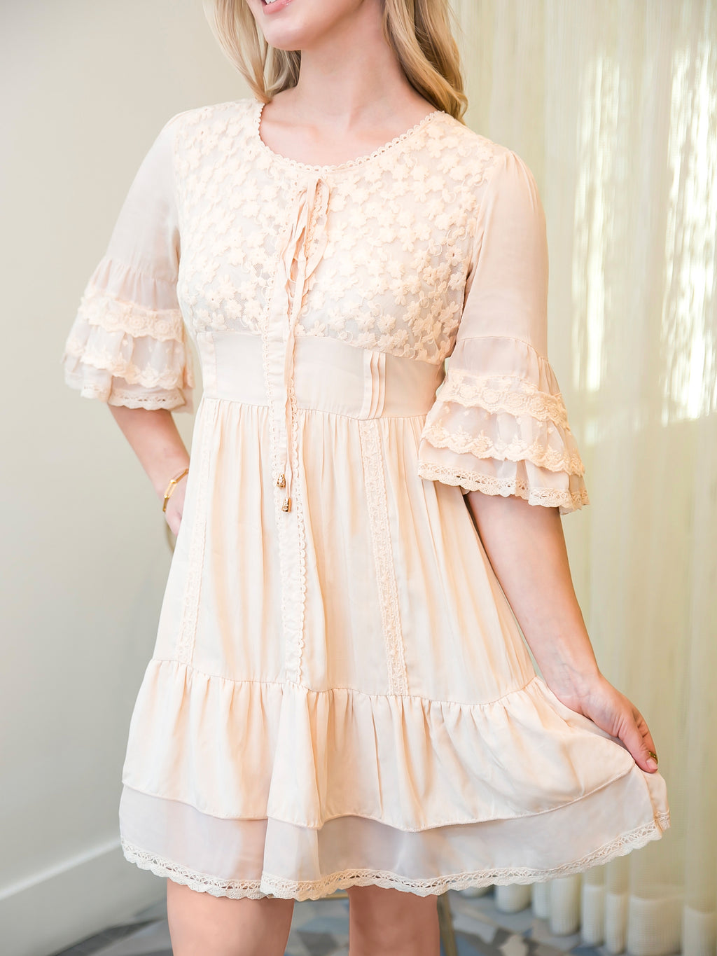Vestido corto bohemio con mangas acampanadas, dobladillo con volantes y encaje floral