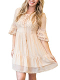 Vestido corto bohemio con mangas acampanadas, dobladillo con volantes y encaje floral