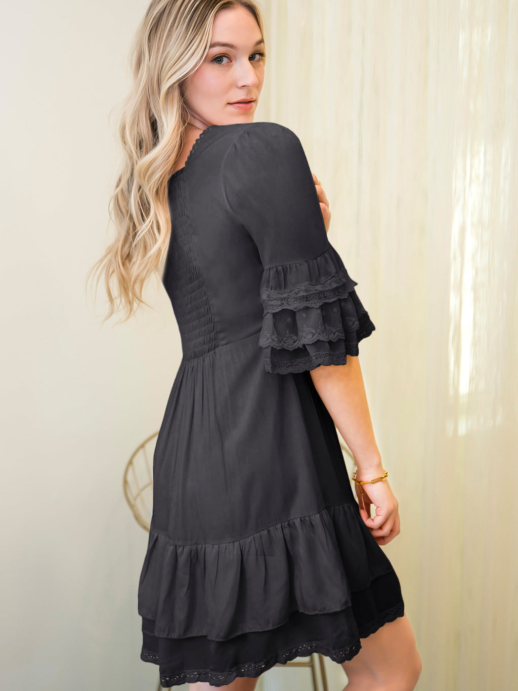 Vestido corto bohemio con mangas acampanadas, dobladillo con volantes y encaje floral