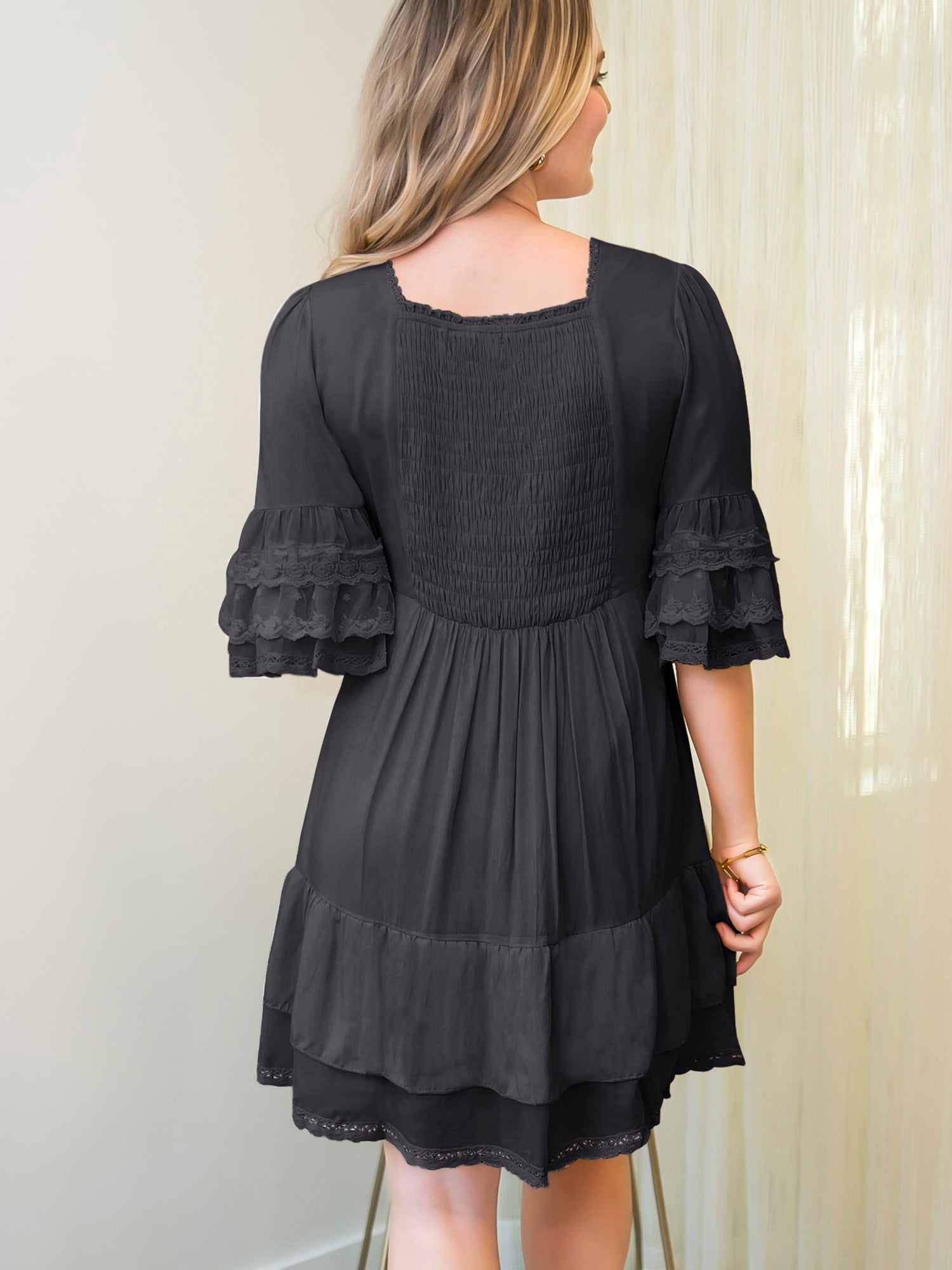 Vestido corto bohemio con mangas acampanadas, dobladillo con volantes y encaje floral