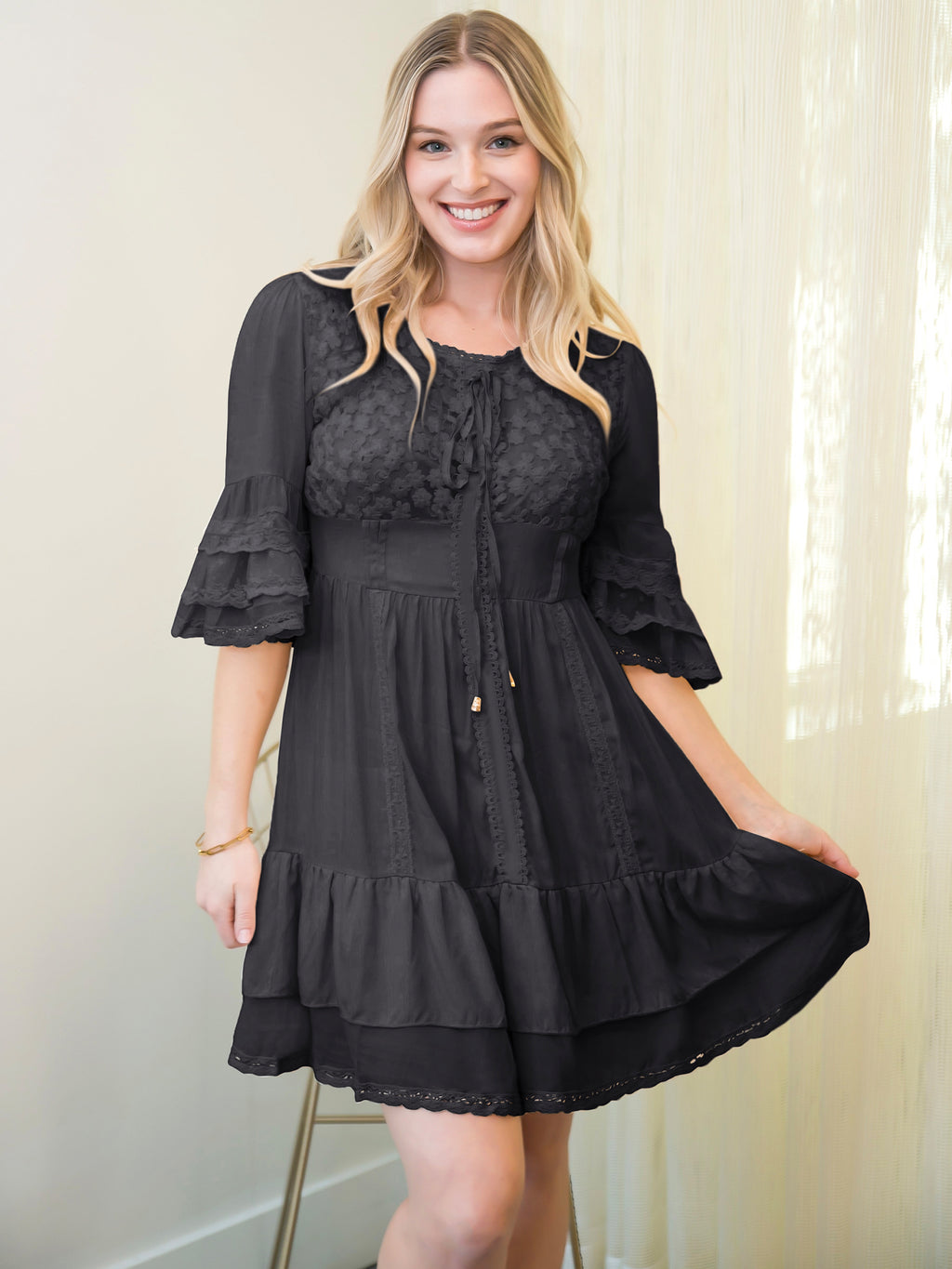 Vestido corto bohemio con mangas acampanadas, dobladillo con volantes y encaje floral