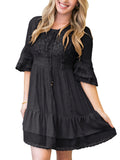 Vestido corto bohemio con mangas acampanadas, dobladillo con volantes y encaje floral