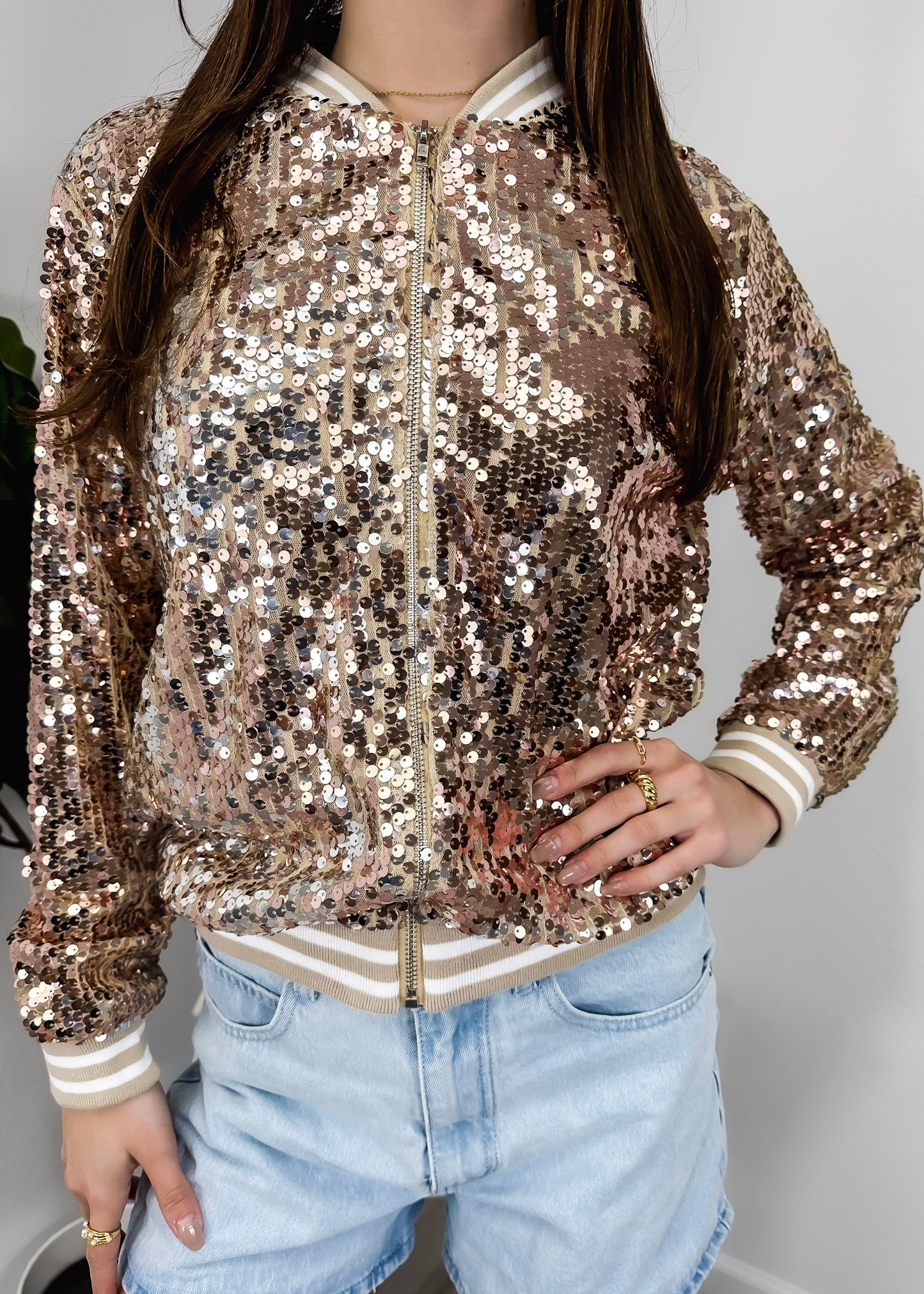Chaqueta universitaria con lentejuelas metálicas a rayas
