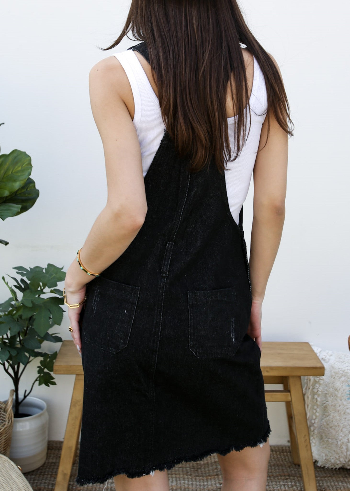 Vestido midi con peto de mezclilla desgastado