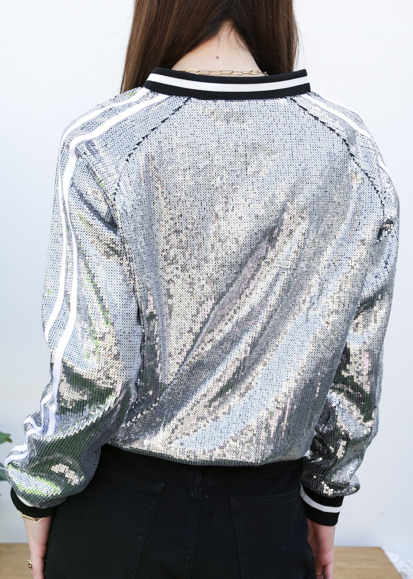 Chaqueta universitaria con lentejuelas metálicas a rayas